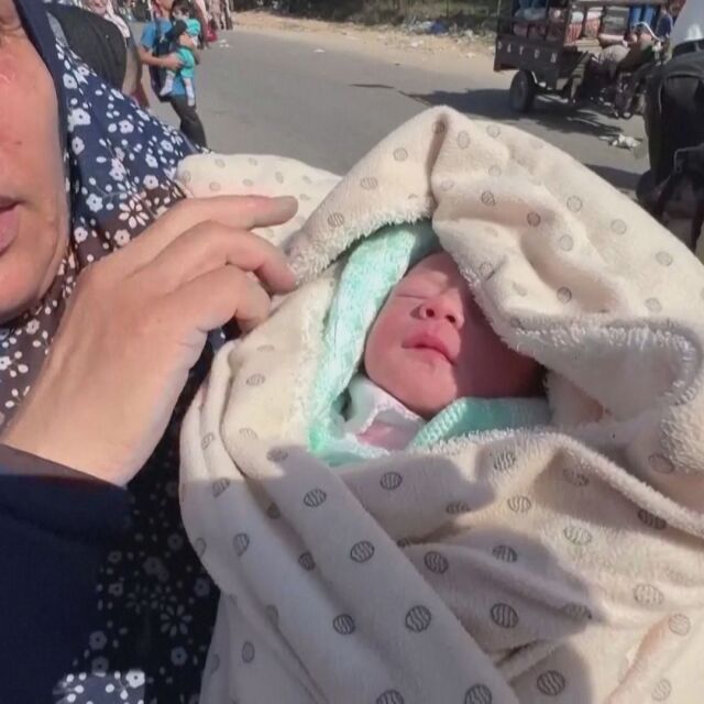 Бягството от Газа: Баба върви с 6-часовото си новородено внуче на ръце (ВИДЕО)