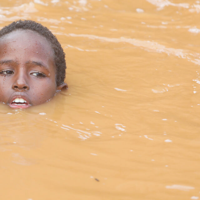 Бомбардировка от климатични сътресения: Критичен глад в Сомалия след безмилостни дъждове (ГАЛЕРИЯ)