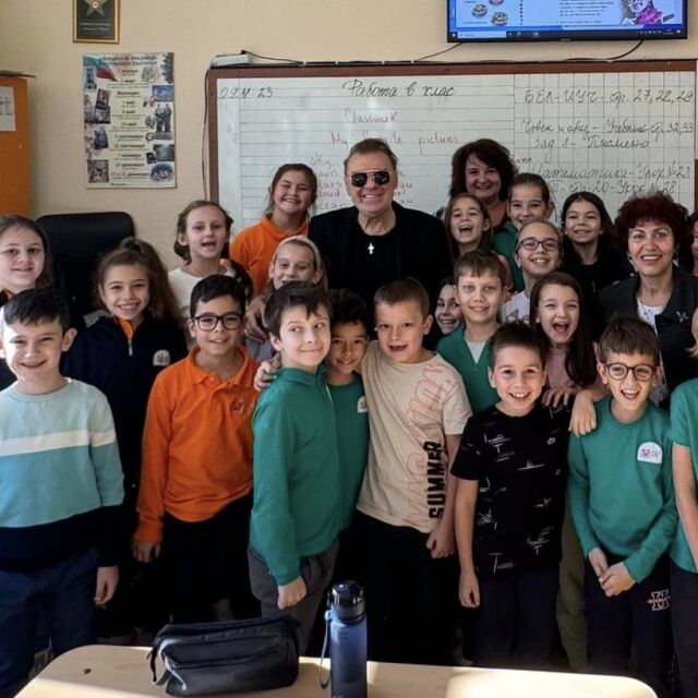 Космически и земен – Васил Найденов пя пред третокласници в класната им стая