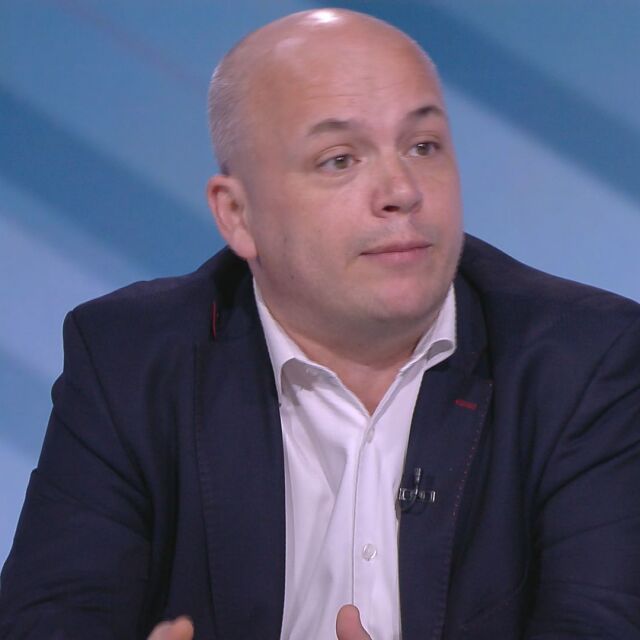  Александър Симов: Заспахме с обещанието за ярко бъдеще и се събудихме в индийска сапунка 