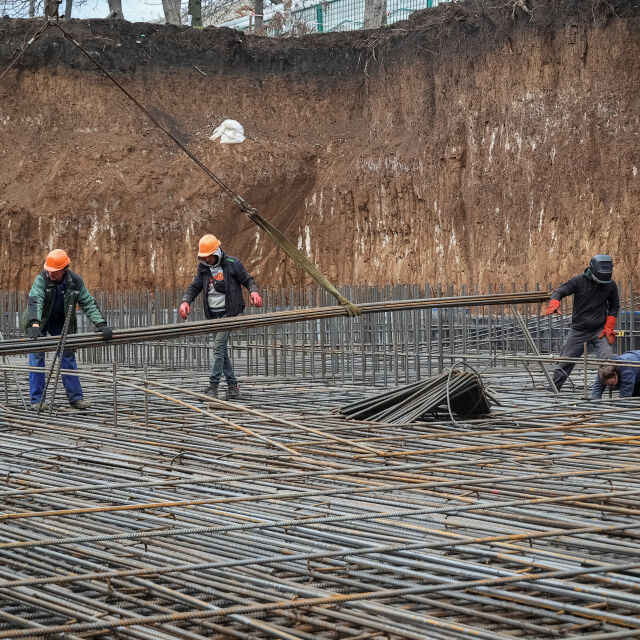 Под сирени за въздушна тревога: В Украйна строят подземни училища (ВИДЕО)