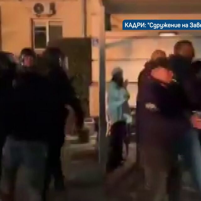  Полицията нахлу в заведение на митинга: Клиенти описват, че са бити и пръскани с пикантен спрей 