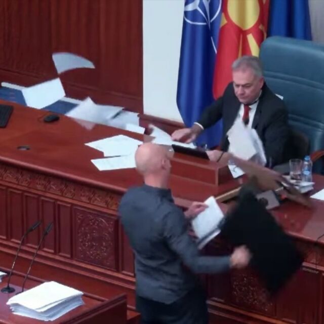 Скандал в македонския парламент: Депутати чупиха компютри и нападнаха зам.-председателя (СНИМКИ и ВИДЕО)