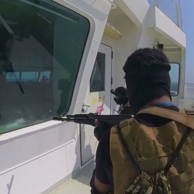 Кадри показват как хутите пленяват кораба в Червено море (ВИДЕО)