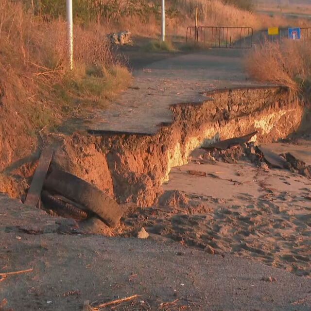 Ураганен вятър в Бургас: Морето изхвърля 50-килограмови късове, вълните свличат части от велоалея