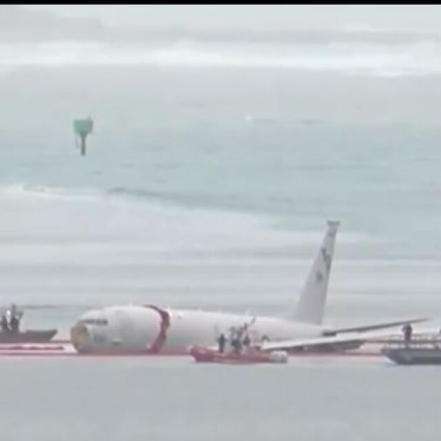 Самолет пропусна писта и падна в залив край Хавайските острови, 9 души стигнаха до брега (ВИДЕО)