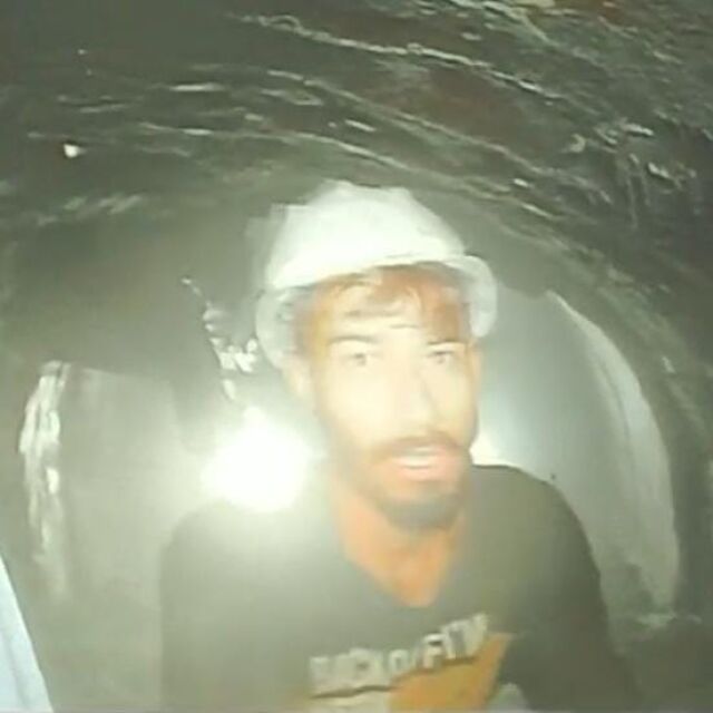 Под тонове пръст и бетон: Първо видео на индийски работници, блокирани в тунел от 10 дни