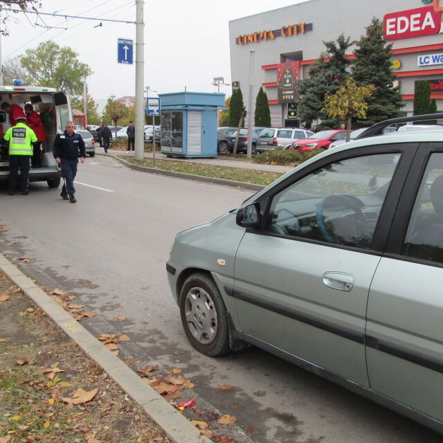 "Преминах на зелено": Жена е с опасност за живота след удар от кола в Русе (СНИМКИ)