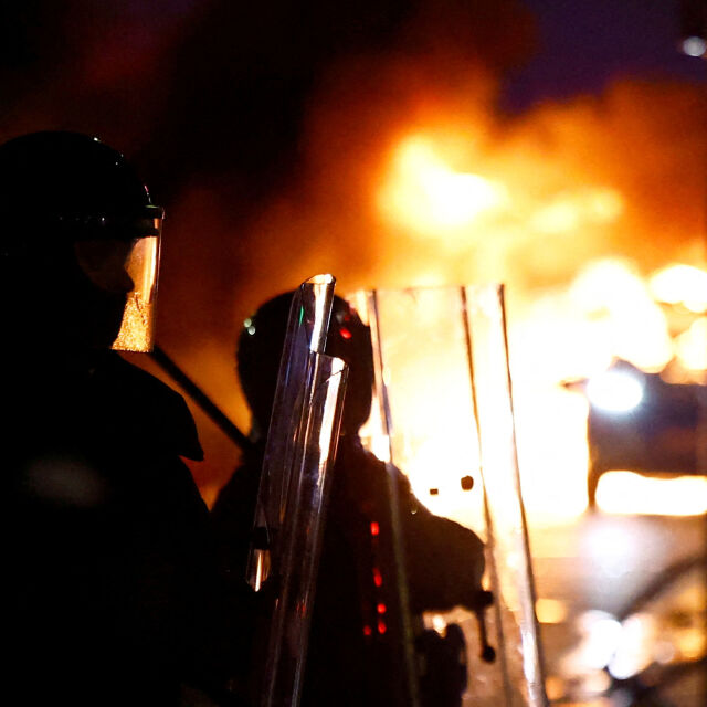  Размирици в Дъблин: Горяха рейс и полицейска кола (СНИМКИ и ВИДЕО) 