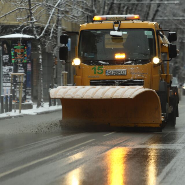 171 снегорина ще почистват София. На прохода "Петрохан" снеговалежът е обилен