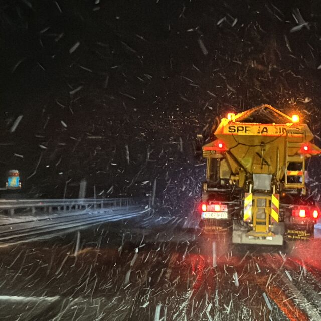 Опасно време: Затворени проходи и блокирани пътища у нас заради снега
