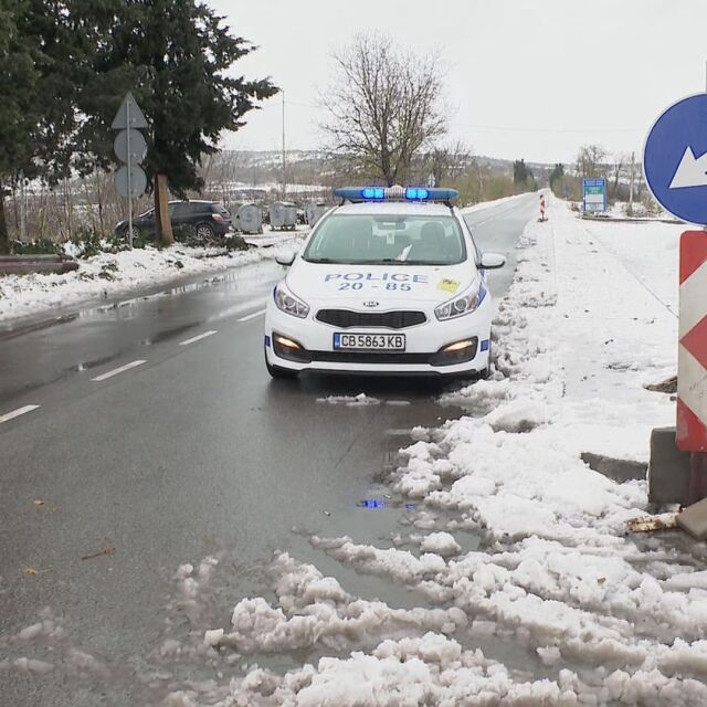 Сняг и бурен вятър в Сливенско: На много места по селата няма електричество