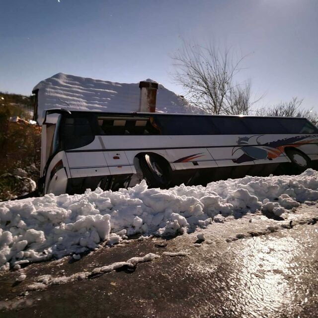 Автобус с работници излезе от пътя и падна върху къща във Врачанско