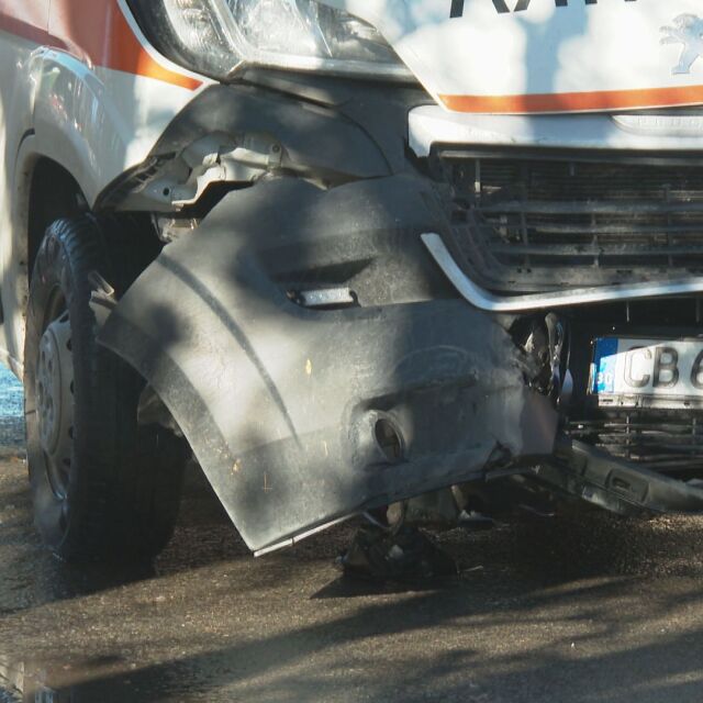 Линейка с пациент и кола се удариха в София (ВИДЕО)