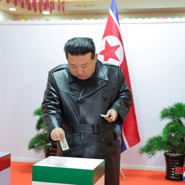 За първи път от десетилетия: Пхенян обяви, че избиратели са пуснали бюлетини в червената кутия