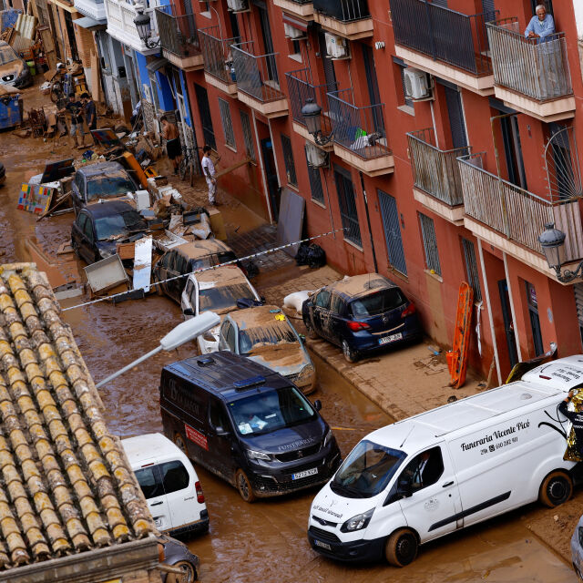  Спасиха жена, прекарала в автомобил три дни до натрупа на сестра си, при наводненията в Испания 