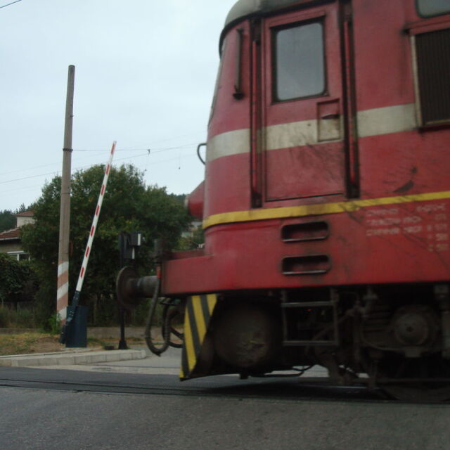 Влак блъсна кола по линията Стара Загора - Русе, има пострадали