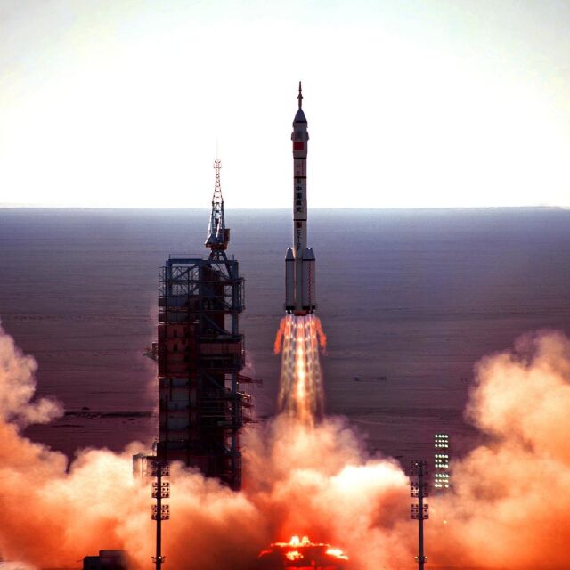 Космическа мисия: Китай качи в ракетата първи цивилен астронавт  