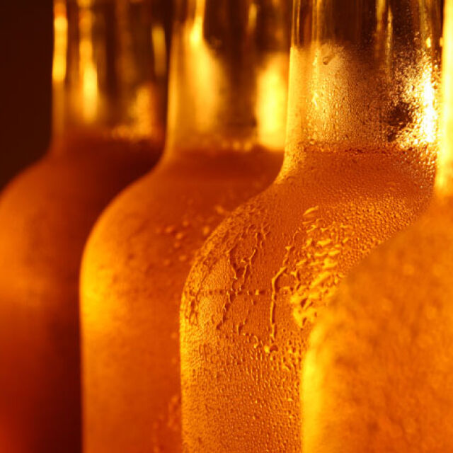 Предупредителни стикери и върху шишетата с алкохол
