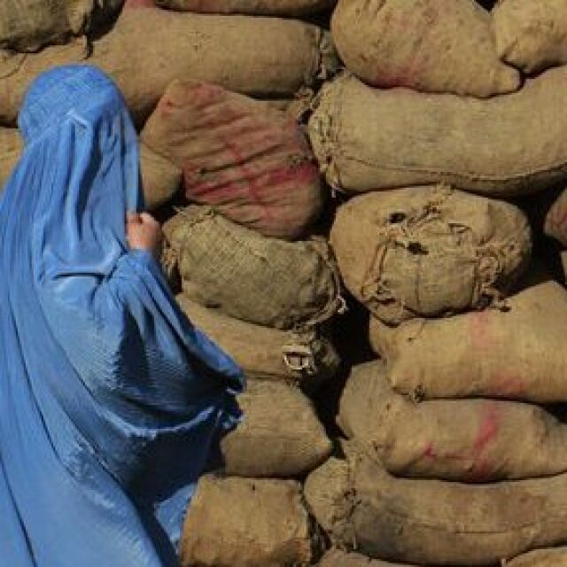 Тълпа линчува жена в Афганистан