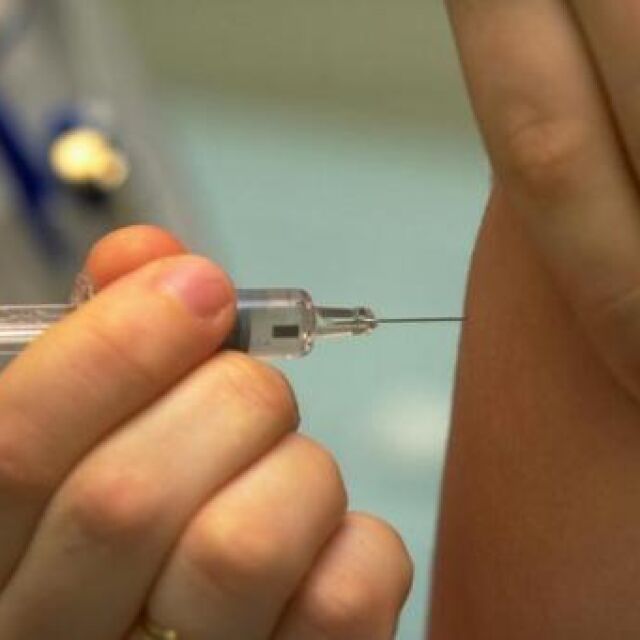 "Омикрон" ваксините ще се поставят само на имунизираните срещу COVID-19