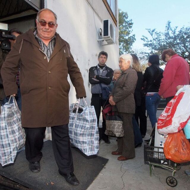 Нуждаещите се в София получават хранителни пакети