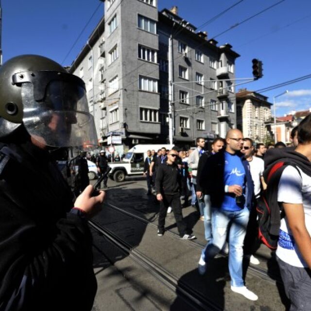 Трима задържани по време на шествията на ЦСКА и "Левски"