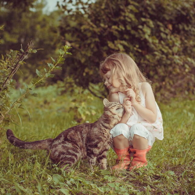20 затрогващи фотографии на деца и техните котета