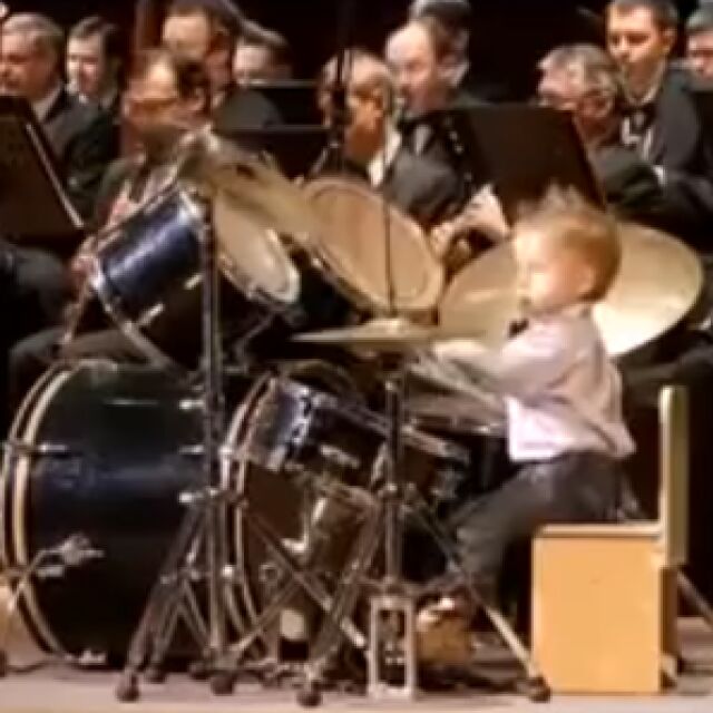3-годишен барабанист ще ви вземе акъла с главозамайващо соло на ударни (ВИДЕО)