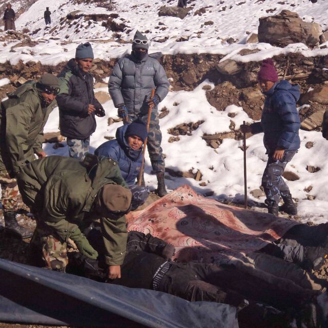 21 души загинаха при снежна буря в Непал