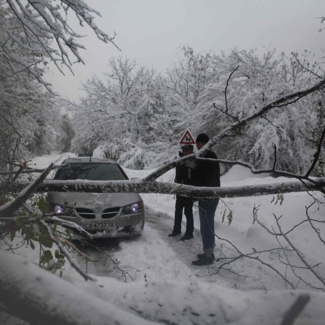 На път през дъжд и сняг: Кои пътища са затворени?