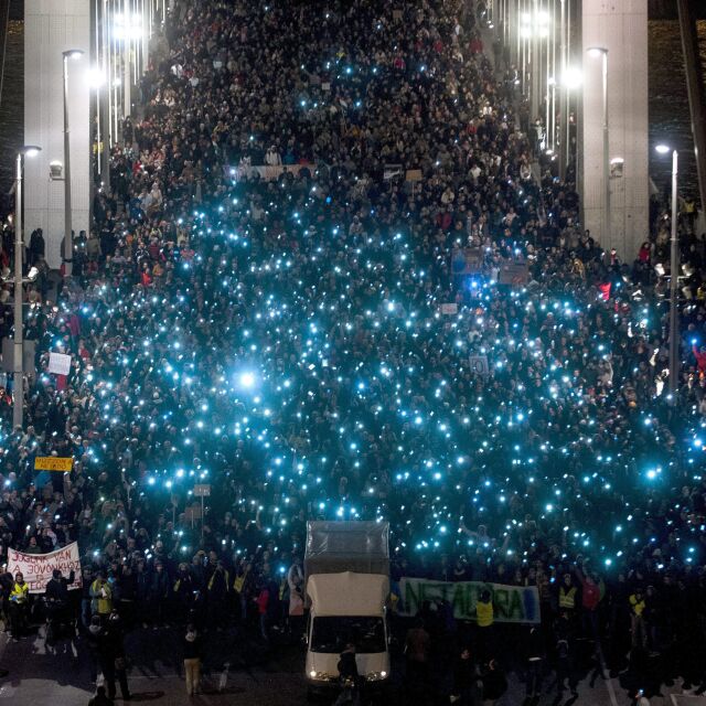 100 000 души на протест в Унгария срещу интернет таксите (СНИМКИ)