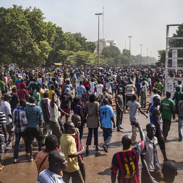 Мощни протести и съмнения за военен преврат в Буркина Фасо