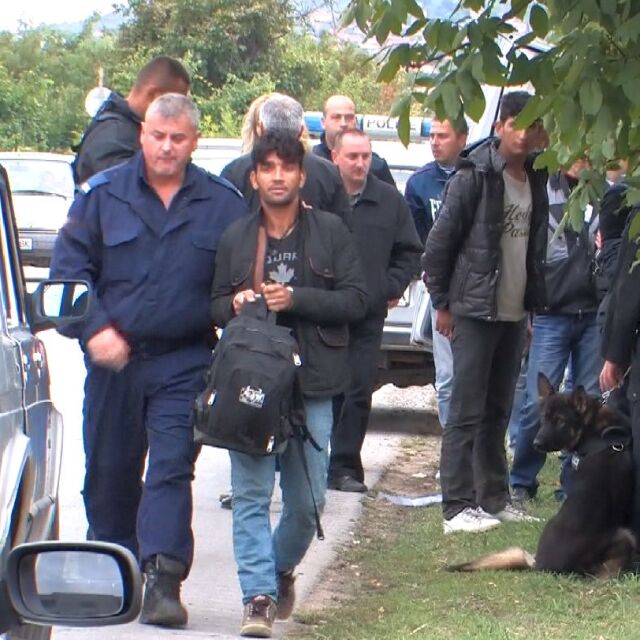 ДАНС и МВР заловиха 82 мигранти, тръгнали към Сърбия