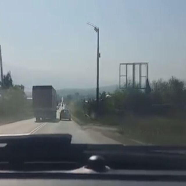 Пак наглост на пътя: Тир изпреварва опасно кола в София (ВИДЕО)