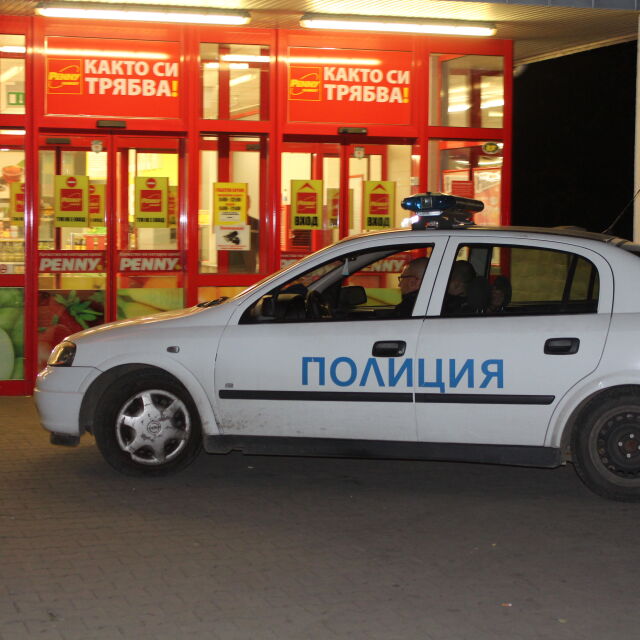 Голяма група роми ограби супермаркет в Казанлък