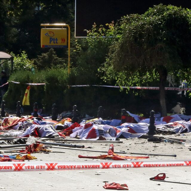 Кървав атентат в Турция отне живота на най-малко 97 души (ОБЗОР)