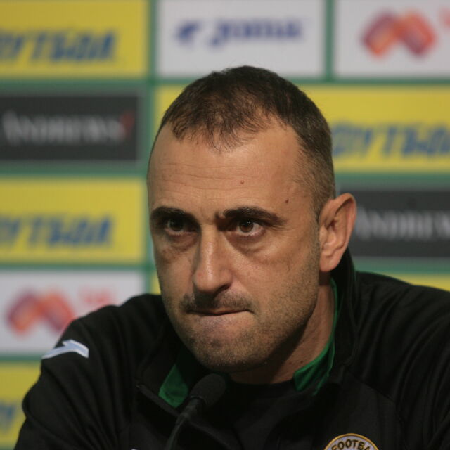 Българските треньори скочиха в защита на Петев
