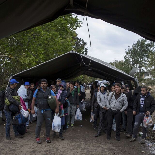 Под дъжда и в калта: Хиляди мигранти се струпват по балканските граници