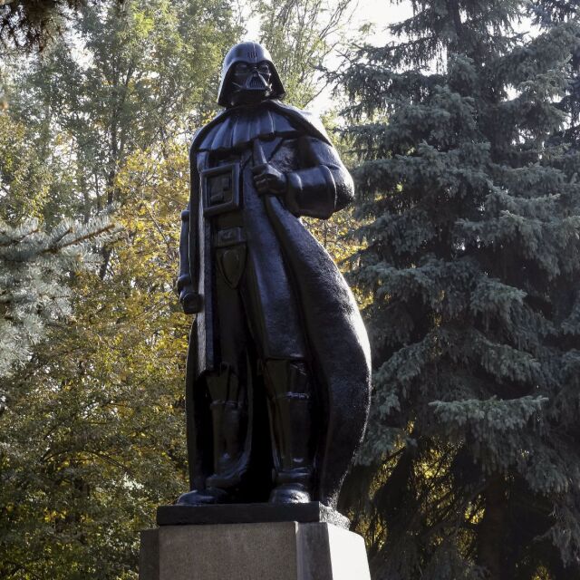 Ленин премина към тъмната страна -  негов паметник беше превърнат в Дарт Вейдър 