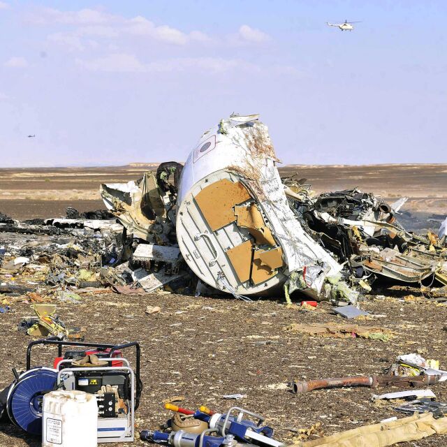 Експерт: Руският самолет се е разпаднал във въздуха