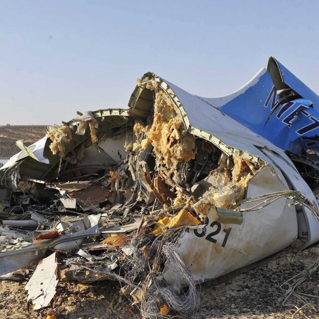 Експерт: Бомба на борда може да е свалила руския самолет