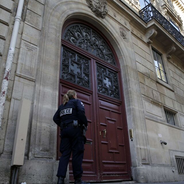 Въоръжени обраха Ким Кардашиян в хотела й в Париж 