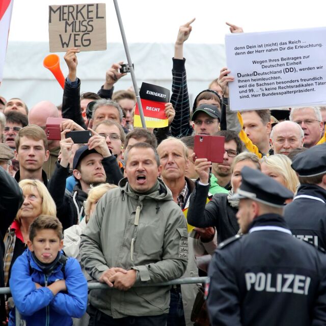 Полицията разгони десни радикали в центъра на Дрезден (СНИМКИ)