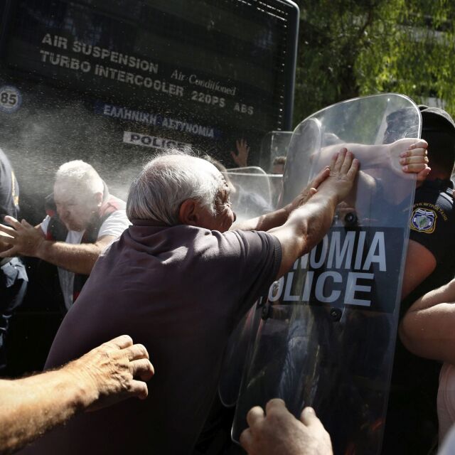 Сълзотворен газ за гръцки пенсионери - тръгнали към резиденцията на Ципрас (СНИМКИ)