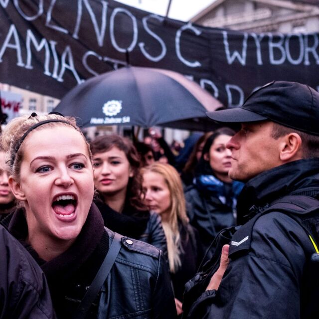Десетки хиляди жени в Полша протестираха срещу проект за пълна забрана на абортите
