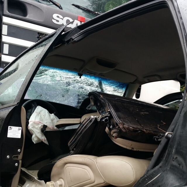 Кола се вряза в тир край мездренското село Ребърково 