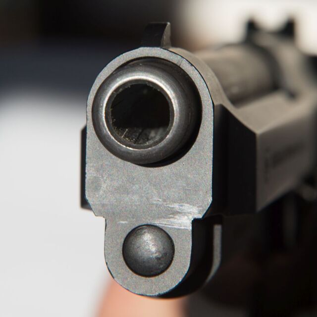  Преди „ Супербол “: Жена стреля с пушка в мегацърква на прочут свещеник 