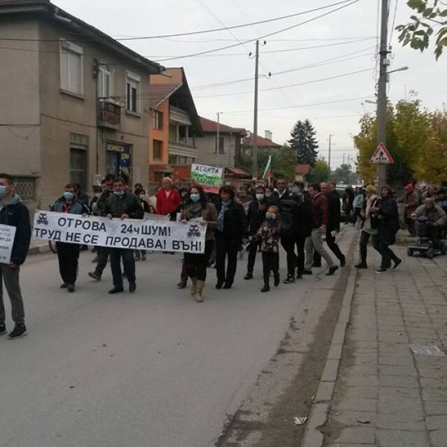 Стотици жители на с.Труд блокираха пътя за Карлово (СНИМКИ)