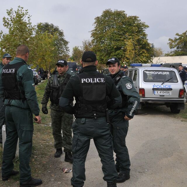 Жандармерия и полиция все още пазят около бежанския център в Харманли